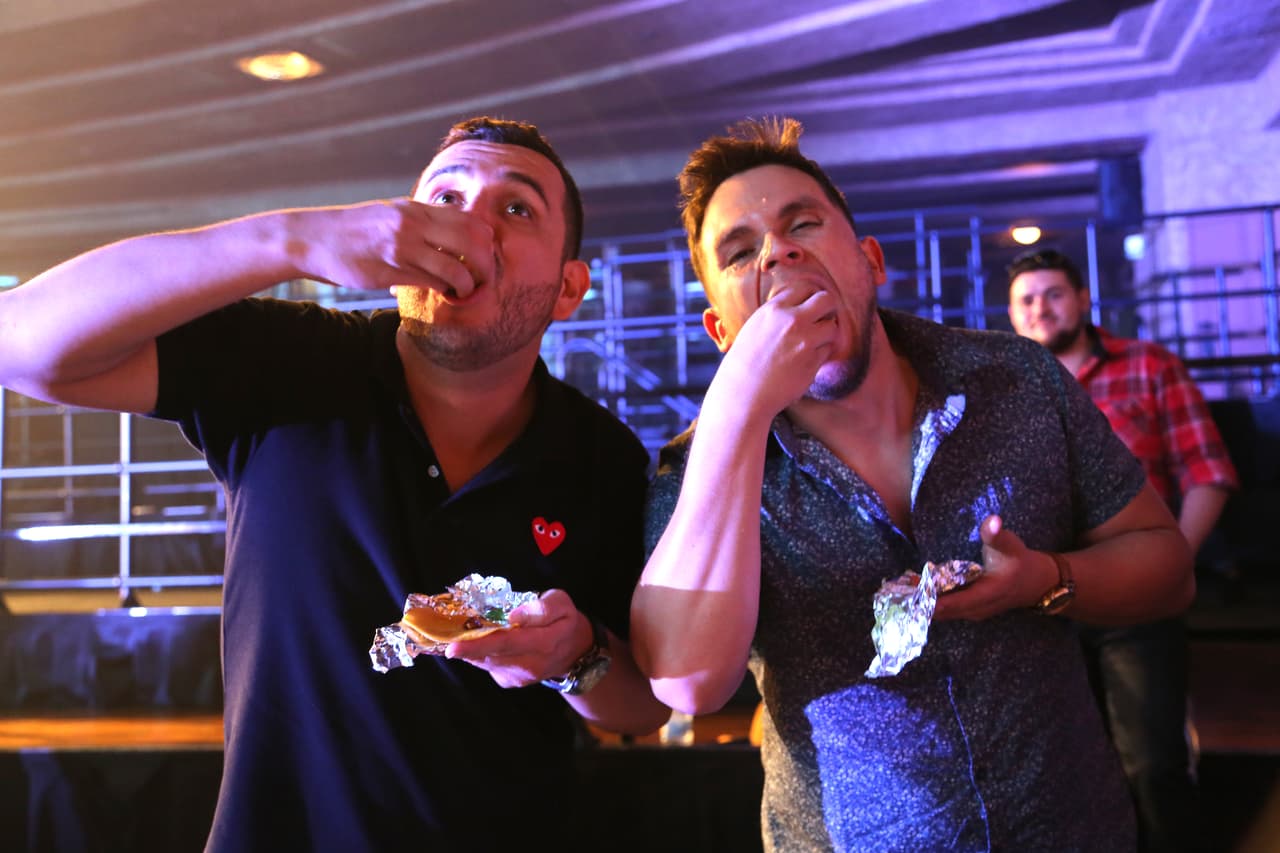 Edén Muñoz y Alejandro Gaxiola no se resistieron a estos buenos tacos que agarraron con toda la mano, pa' que no se fuera a desaprovechar ni una carnita (o para no ensuciarse, si quieren llamarlo de otro modo).