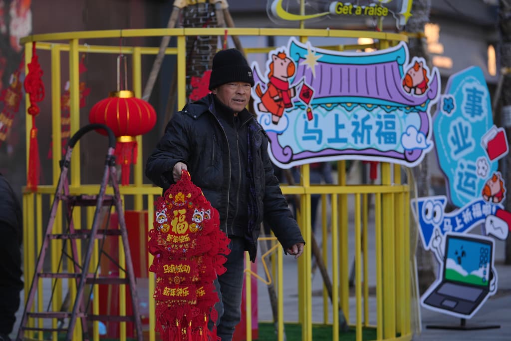 Las celebraciones en un distrito comercial para dar la bienvenida al Año del Caballo 2026 congregaron a miles de personas en Pekín.
<br>
<br>
<br>