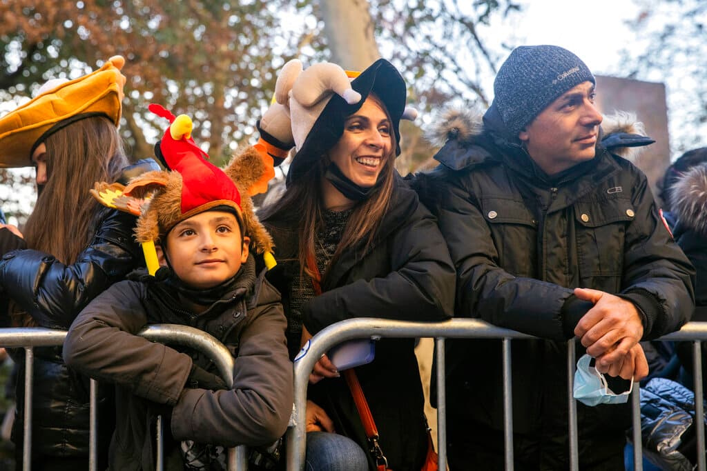 Gran novedad respecto al desfile del año pasado es el regreso del público a las calles para ver el desfile.