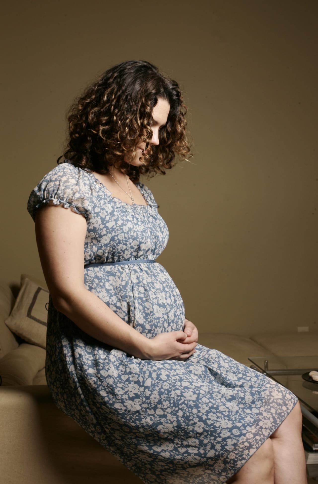 "No puedes andar con un cartel pegado que diga no me felicite, mi hija va a morir": el drama de una chilena que tuvo que esperar a que su bebé muriera en su vientre