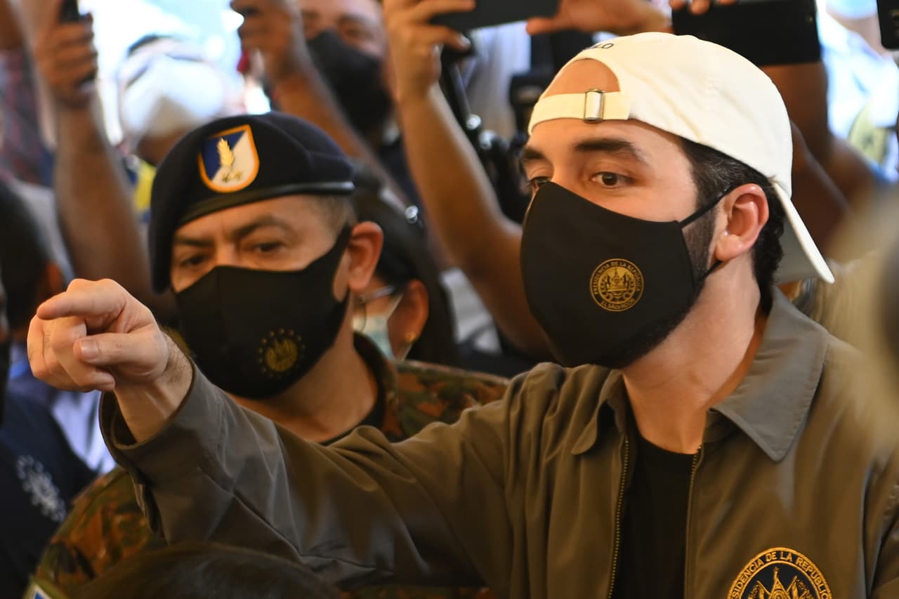 La ira contra los partidos que gobernaron El Salvador durante casi tres décadas llevó al joven Bukele al poder en 2019. Bukele ha culpado al Congreso de bloquear sus esfuerzos en todo, desde el control del crimen hasta el manejo de la pandemia del nuevo coronavirus. El presidente salvadoreño sufragó por la tarde, y en una rueda de prensa llamó a los votantes a sumarse a lo que calificó como una “operación remate” para asegurar la victoria de su partido Nuevas Ideas. “Yo le quiero llamar operación remate, el país ha decidido dejar la página de la postguerra, pero falta algo más. Hagamos ese triunfo avasallador”, afirmó Bukele, luciendo su típica gorra hacia atrás.