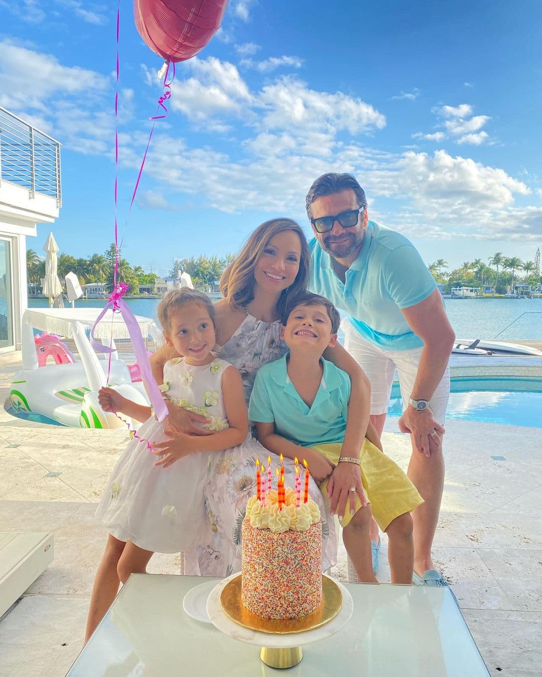 Satcha es una madre orgullosa, y en cada oportunidad que tiene publica fotos familiares.