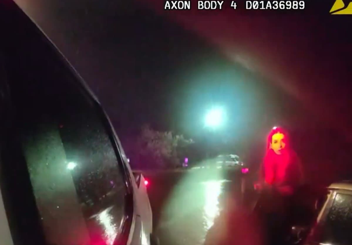 La joven
<b> logró subirse a la camioneta de la policía</b>, que se aproximó hasta ella lo más posible.