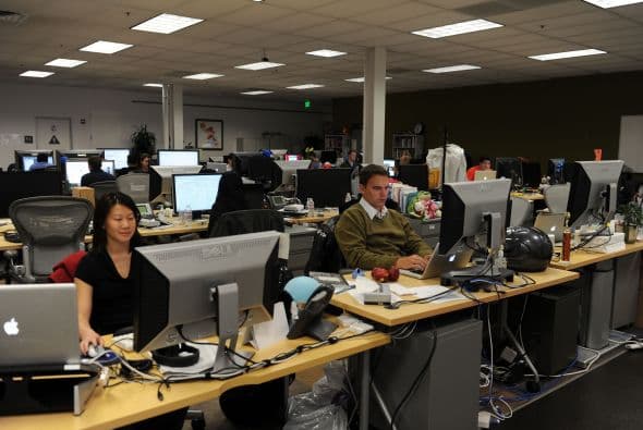 Facebook cuenta actualmente con unos 3 mil empleados, según la directora de desarrollo de Facebook, Sheryl Sandberg, un centenar de ellos en Nueva York, donde se concentran las operaciones de marketing y contratación, mientras que los ingenieros expertos de la firma sea agrupan en la sede de Palo Alto (California, Oeste), con Seattle (estado de Washington, noroeste) como segundo centro.