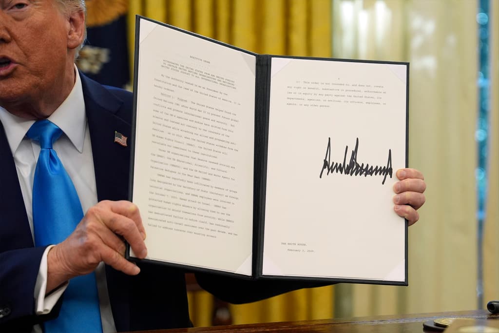 El presidente Trump muestra su orden ejecutiva sobre el retiro del Consejo de Derechos Humanos de las Naciones Unidas.