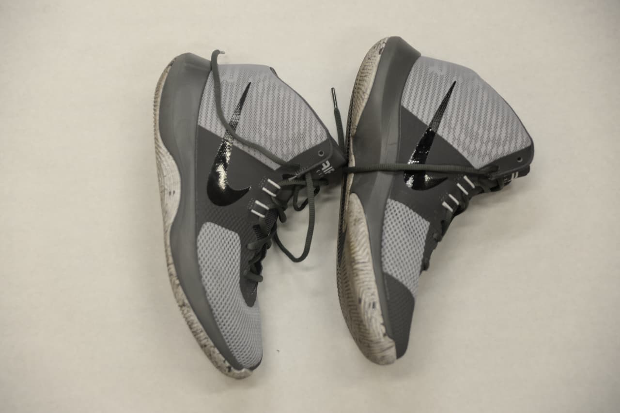 Estos son los zapatos que llevaba Juan Ricardo Hernández el día que fue golpeado por el actor.