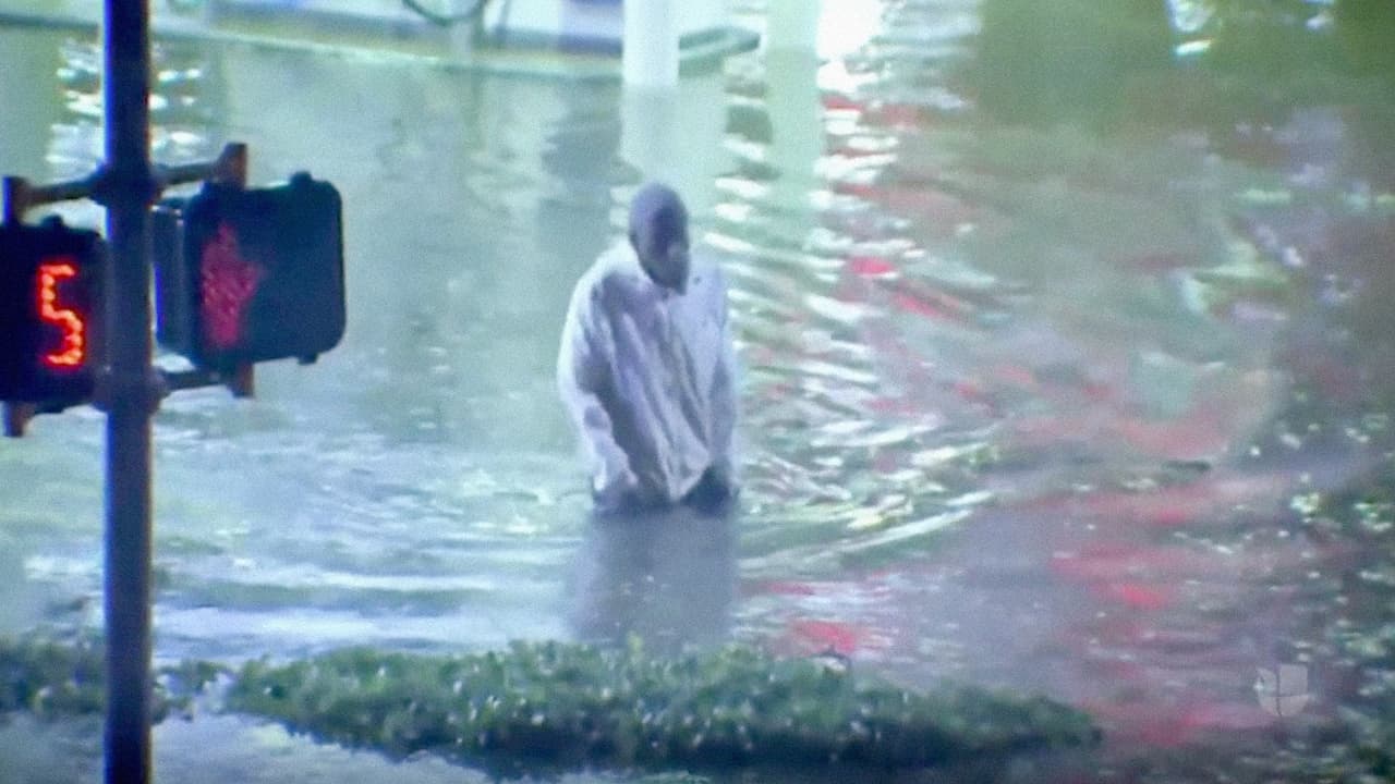 Las inundaciones del jueves en algunas zonas de Houston trajeron recuerdos de la devastación en la que quedaron ciudades del sur de Texas tras el paso del huracán Harvey. En esa ocasión cayeron más de 50 pulgadas de lluvia en menos de 48 horas en algunas áreas y se vio, como en esta foto, a personas cruzando los ríos de agua para llegar o para huir de sus casas inundadas.