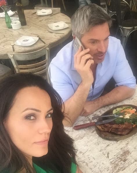 También procuran estar juntos aunque tengan muchos compromisos. "Vengo a ver a mi esposo en su hora de comida porque no me pela y encima ni siquiera come porque está dando entrevistas" compartió la actriz con esta imagen.