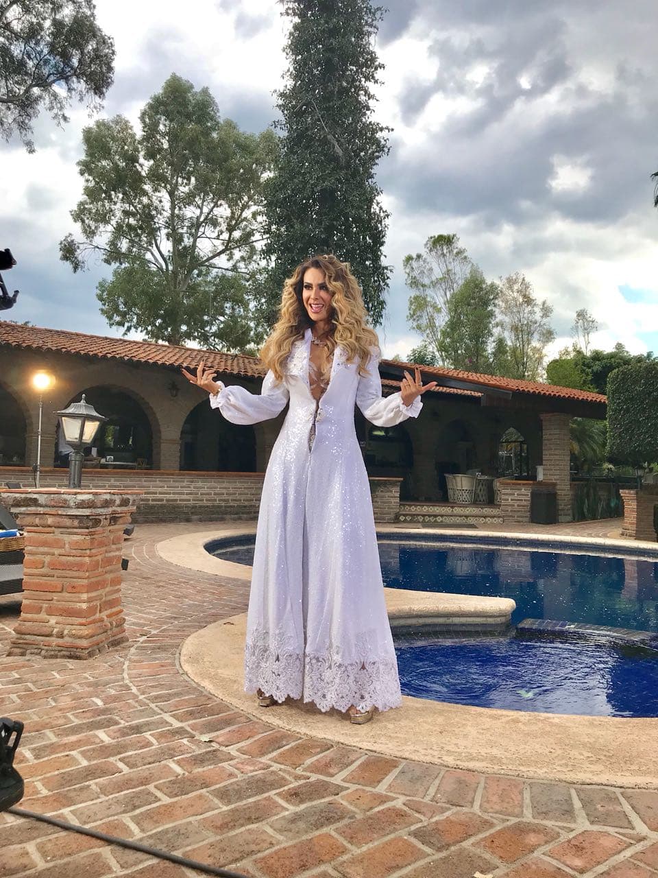 La imagen de Ninel embarazada causó tanto revuelo que muchos de sus fans le escribieron mensajes alentándola a ser madre de nuevo.