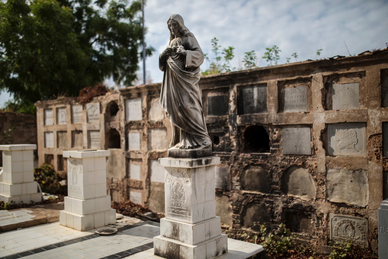 Ni los muertos están a salvo en Maracaibo. Ladrones han profanado algunos nichos y féretros en el cementerio de El Cuadrado desde finales el año pasado, robando desde decoraciones a artículos de los cadáveres. “Hace ocho meses de aquí se llevaron hasta los dientes de oro de los muertos”, dijo José Antonio Ferrer, el encargado del camposanto donde están sepultados un destacado doctor, un rector universitario y otras figuras locales.