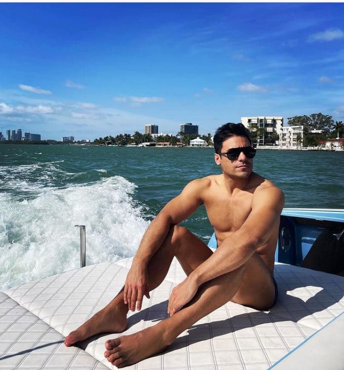 <b>#3 </b>
<br>El sol de Miami, Florida también abrazó cálidamente el cuerpo de Rivera en abril de 2021. El también actor impactó con una foto en un yate en donde su traje de baño es casi imperceptible. 
<br>