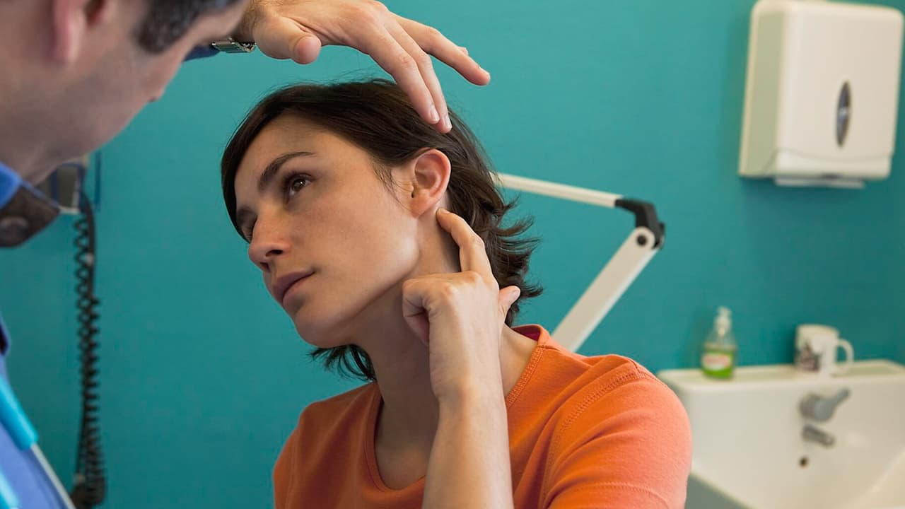 Qué es Tinnitus la molestia que llevó al fundador de una importante cadena de restaurantes a quitarse la vida