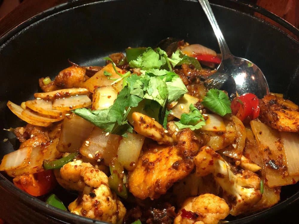 <b>Dan Dan</b>
<br>Dirección: 126 S 16th St Philadelphia, PA 19102
<br>Teléfono: (215) 800-1165
<br>Sitio web: 
<a href="http://dandanrestaurant.com">http://dandanrestaurant.com</a> 
<br>
<b><a href="https://www.yelp.com/map/dan-dan-philadelphia-6">Cómo llegar</a></b>
<br>
<br>Los usuarios de Yelp halagan la comida del restaurante por el uso de picante que hacen en la preparación de sus platillos.