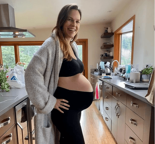 Con frecuencia, famosas como Swank que deciden tener hijos pasada la edad fértil son poco explícitas sobre el 
<b>enorme esfuerzo económico y emocional</b> que les supuso concebir sus bebés. Estos casos pueden dar la engañosa impresión de que posponer la maternidad hasta muy tarde sin apenas consecuencias está al alcance de cualquier mujer.