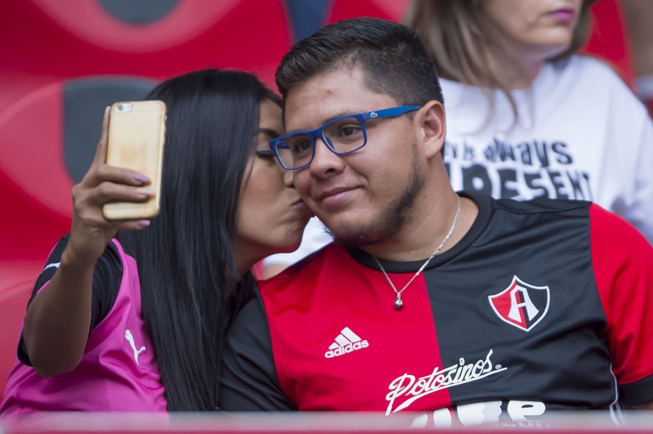 Fanáticos del Atlas FC aguardan por el inicio del partido.