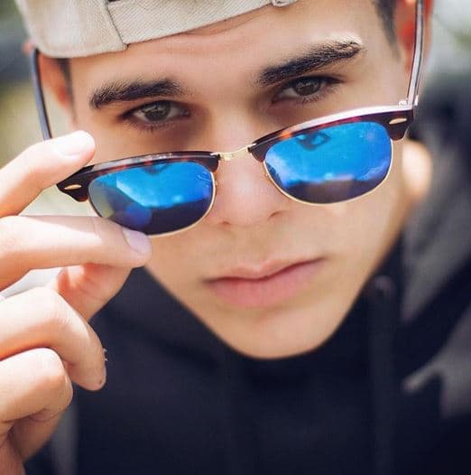 Desde pequeño empezó a tocar la guitarra y con su hermano tocaba en la iglesia.