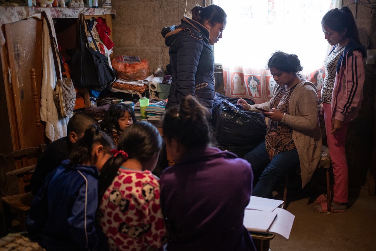 Varias niñas se juntan en la casa de una compañera de clases debido a que la señal del canal en donde se emitirán las lecciones sí puede verse en su televisión. En medio de la pandemia del coronavirus, el gobierno mexicano ha asumido el reto de tratar de evitar que los estudiantes se atrasen en su formación
<b>en un país marcado por sus profundas <a href="https://www.univision.com/temas/desigualdad-economica">desigualdades</a></b>.
<b> </b>