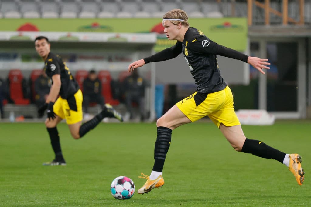 Friburgo le hizo la travesura al Dortmund que, por ahora, queda fuera de competiciones de la UEFA. Woo-yeong (49’) y Schmid (52’) marcaron por los locales; Moukoko (76’) descontó para Dortmund.