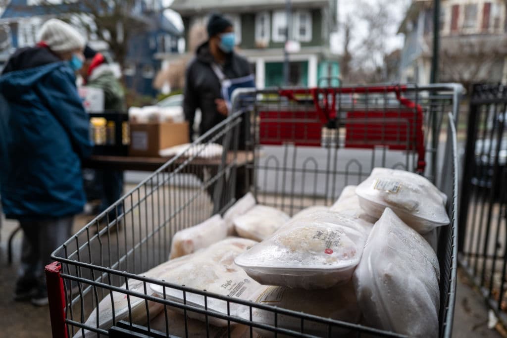 Por qué retiraron del mercado más de 4.9 millones de libras de pollo congelado y cuáles son las marcas afectadas