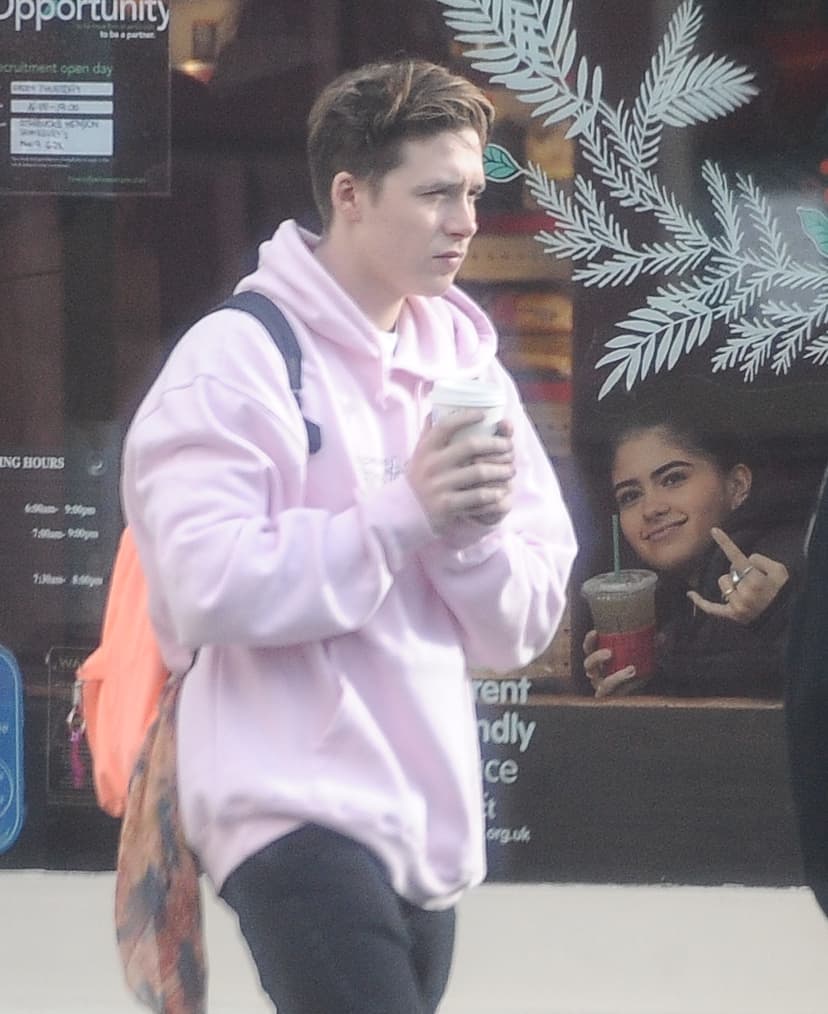 Salió de la cafetería con una carita triste.