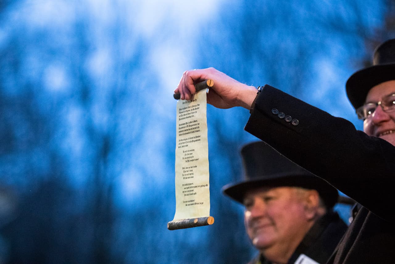 Luego, por supuesto, el pronosticador de pronosticadores, asistido por su Círculo Interior, emergió al amanecer.
<b>La tradición dice que si ve su sombra como lo hizo este año, habrá seis semanas más de invierno</b>. Si no lo hace, la primavera llega temprano.
<br>