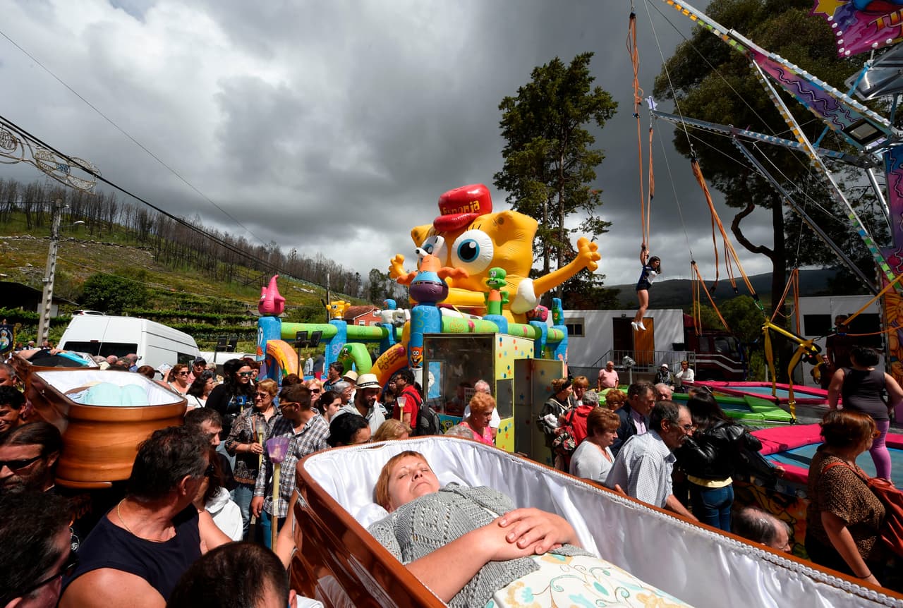 Según un libro sobre el desfile editado localmente, la procesión de los ataúdes podría remontarse a las Cruzadas medievales. Los guerreros de la zona habrían descubierto en La Provenza francesa el culto a Santa Marta, que según la tradición cristiana vio resucitar a su hermano Lázaro tras pedírselo a Jesús.