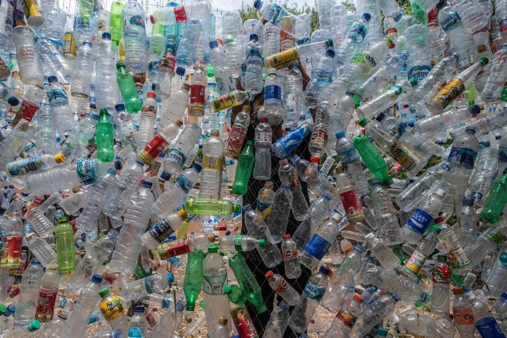 La instalación, según sus organizadores, 
<b>tardó en montarse tres meses y está compuesta, además de las botellas, de 10,000 artículos de desecho</b> de plástico como bolsas, pajillas, todo recolectado por ellos mismos.