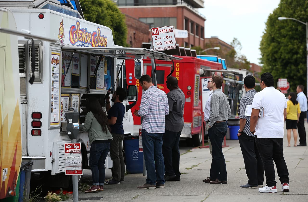 Autorizan a food trucks para funcionar en áreas de descanso en las autopistas de California debido el coronavirus