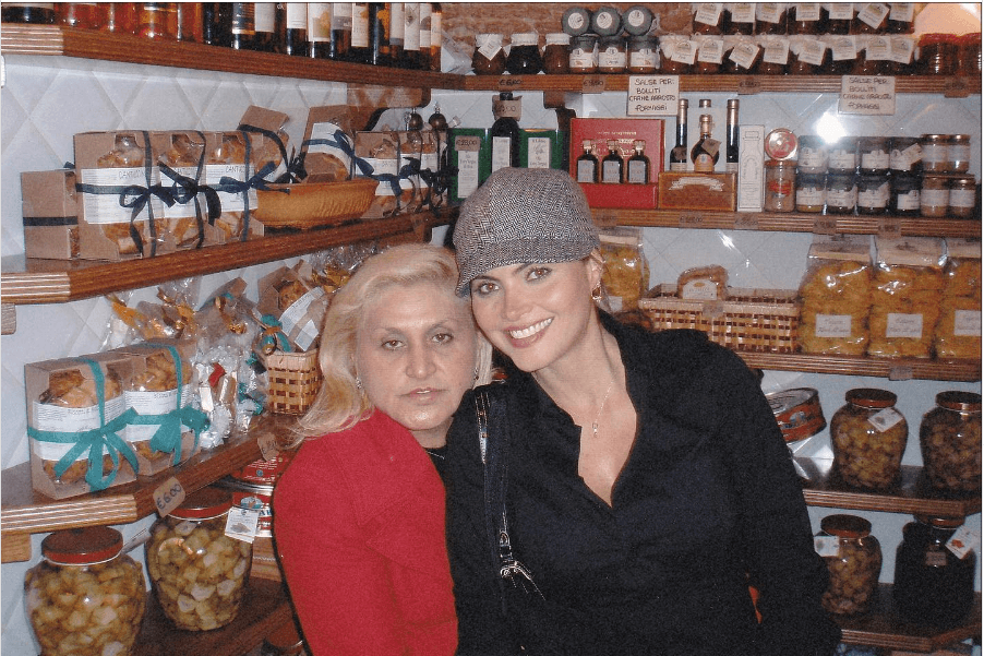 “Mi mamá, antes de tenerme a mí, tuvo otra niña, mi hermana María Antonieta, y falleció al nacer. (Los doctores) le dicen a mi mamá que no puede tener más hijos, que se olvide, que ella no puede ser mamá. Ella le hace la promesa a la virgen de la Chiquinquirá que si su (siguiente) hija sale sana, le pone su nombre”, relató en mayo de 2021 en Despierta América.