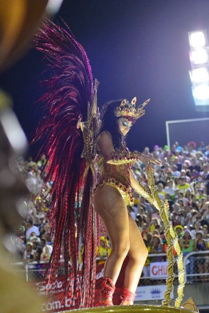 Los asistentes se contagiaron del sabor y ritmo de los bailarines que desfilaron.