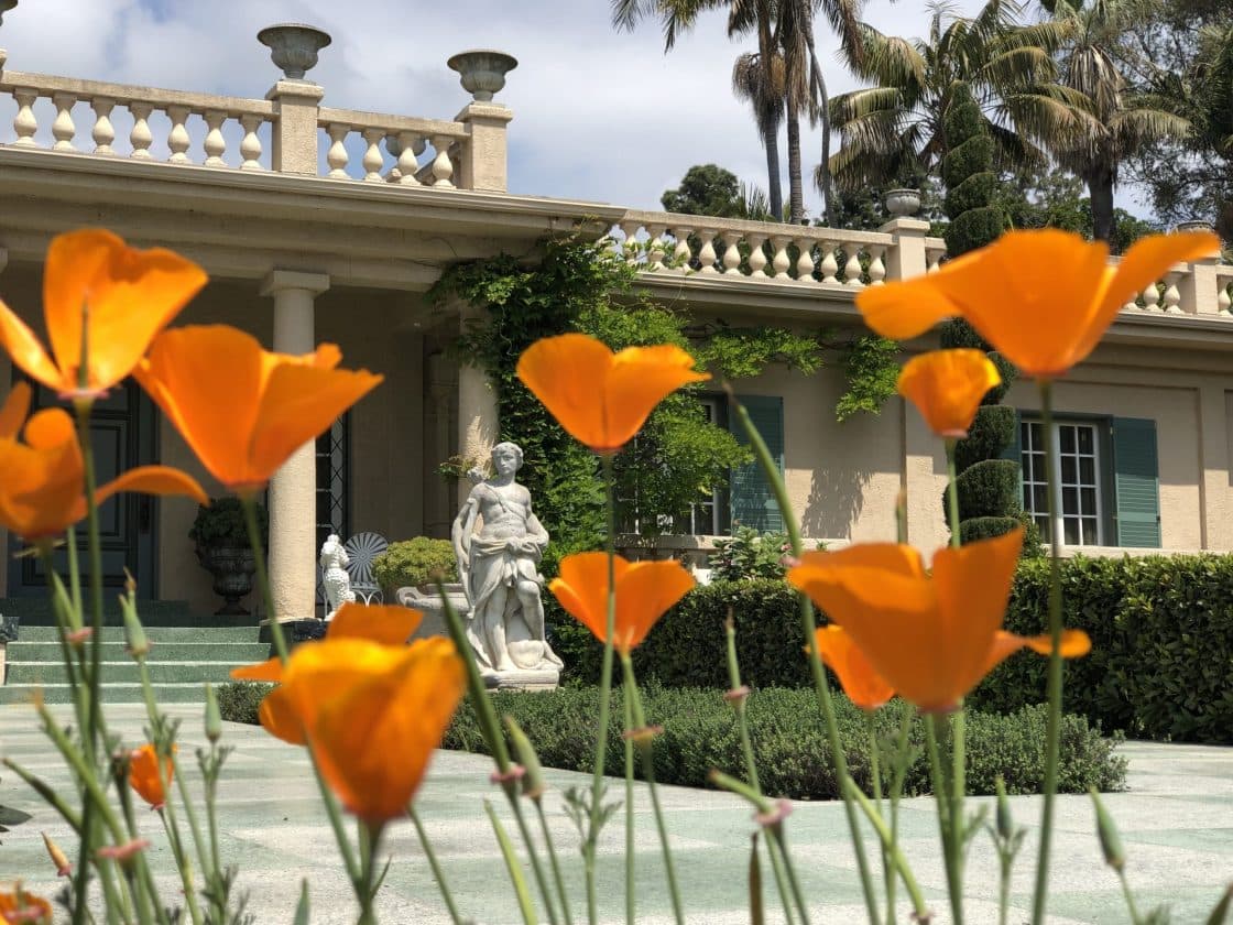 El Virginia Robinson Gardens está abierto de lunes a sábado de 9:00 a. m. a 4:00 p. m. y puedes entrar solo con reserva anticipada.