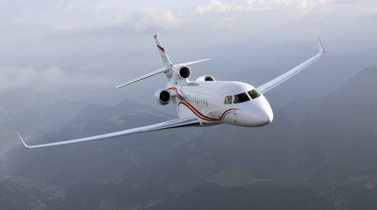 A grandes rasgos, el Falcon 7x aparenta ser un avión más orientado al rendimiento que a la comodidad, se estima que ambos modelos tienen un precio de 50 millones de dólares cada uno.