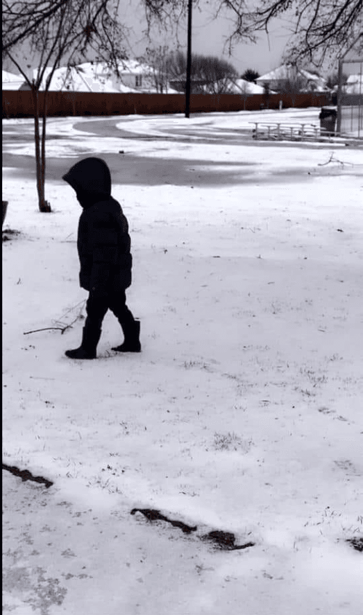 El niño caminando en la nieve