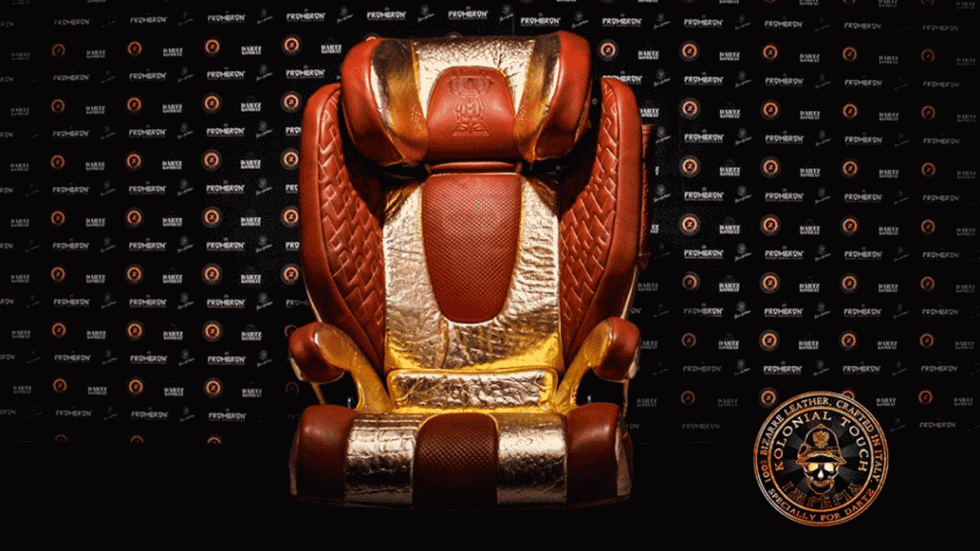 <b>Silla infantil Dartz</b>
<br>La marca rusa trabaja bajo lel concepto de que si un vehículo cuesta más de 100 mil dólares no debe usar una silla infantil de menos de 5,000 dólares (lo que nos puede dar una idea del precio que tienen sus productos). Hace un par de años lanzó esta silla que, además de estar blindada, contaba con su propio sistema de ventilación y bocinas en el reposacabezas. ¡Toda una locura!