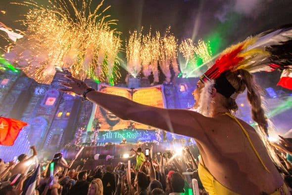 Se acerca el verano y muchos se preparan para los grandes festivales musicales de la temporada. En California, Coachella domina la taquilla, pero 'The Tomorrow World Electronic Music' parece ser una fuerte competidor. Te compartimos algunas fotos del festival de música electrónica durante su última edición en Chattahoochee Hills. La fiesta reunió a los mejores Dj’s y atrajo público de cada rincón del planeta. ¿Crees que este festival sea mejor que el del Valle de Indio?