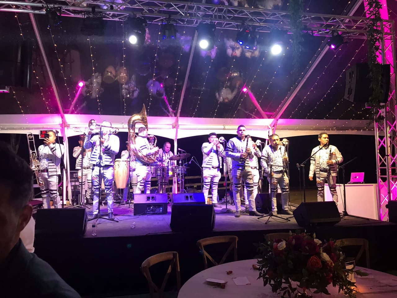 La banda Coronel fue una de las encargadas de poner a los invitados a bailar, alternando con un DJ. Casi al amanecer del domingo, llegó otra banda que acompañó en la tarima a Juan Rivera, tío de Chiquis Rivera.