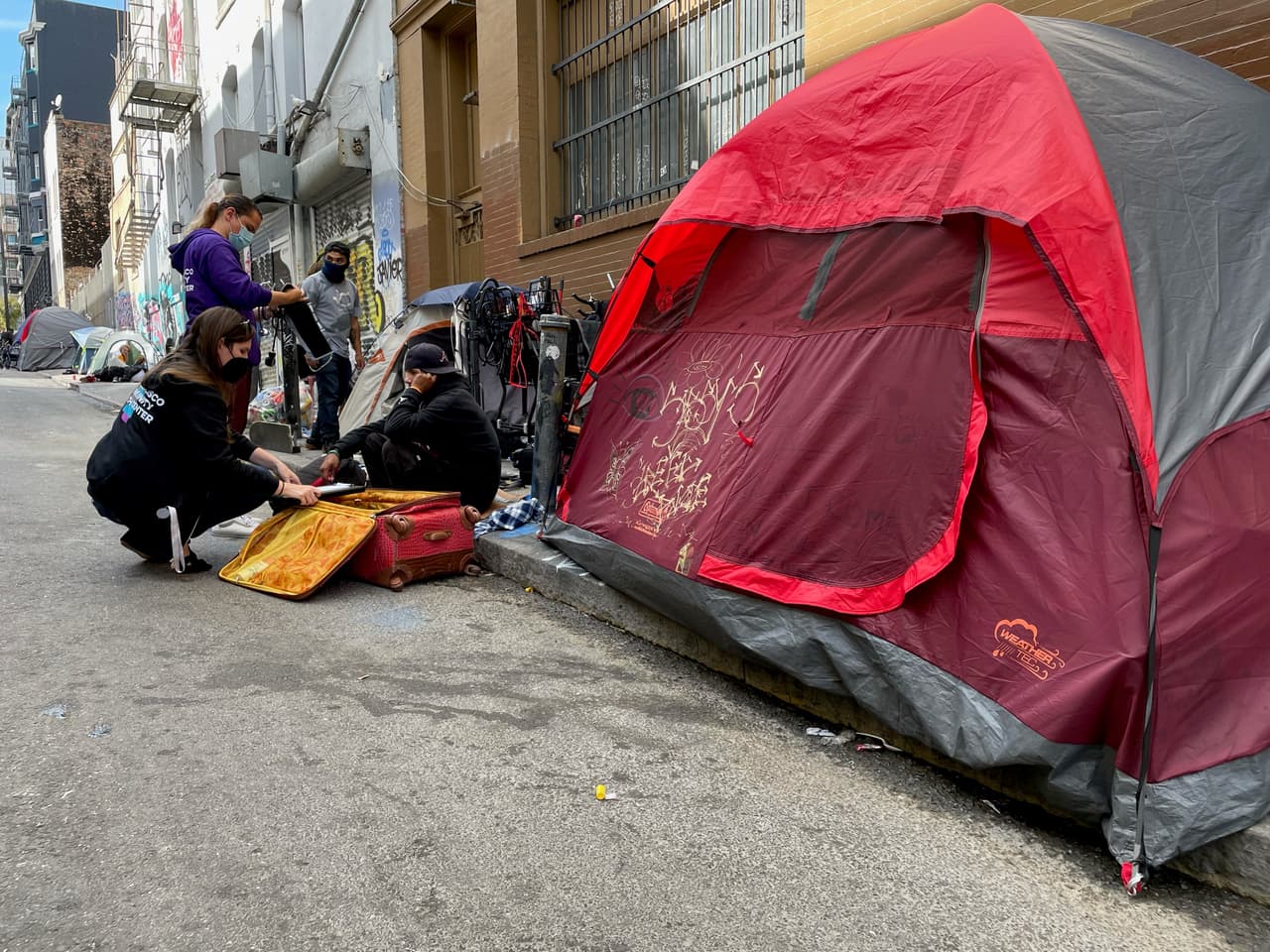 Especialistas médicos de San Francisco atienden a personas que viven en la calle 