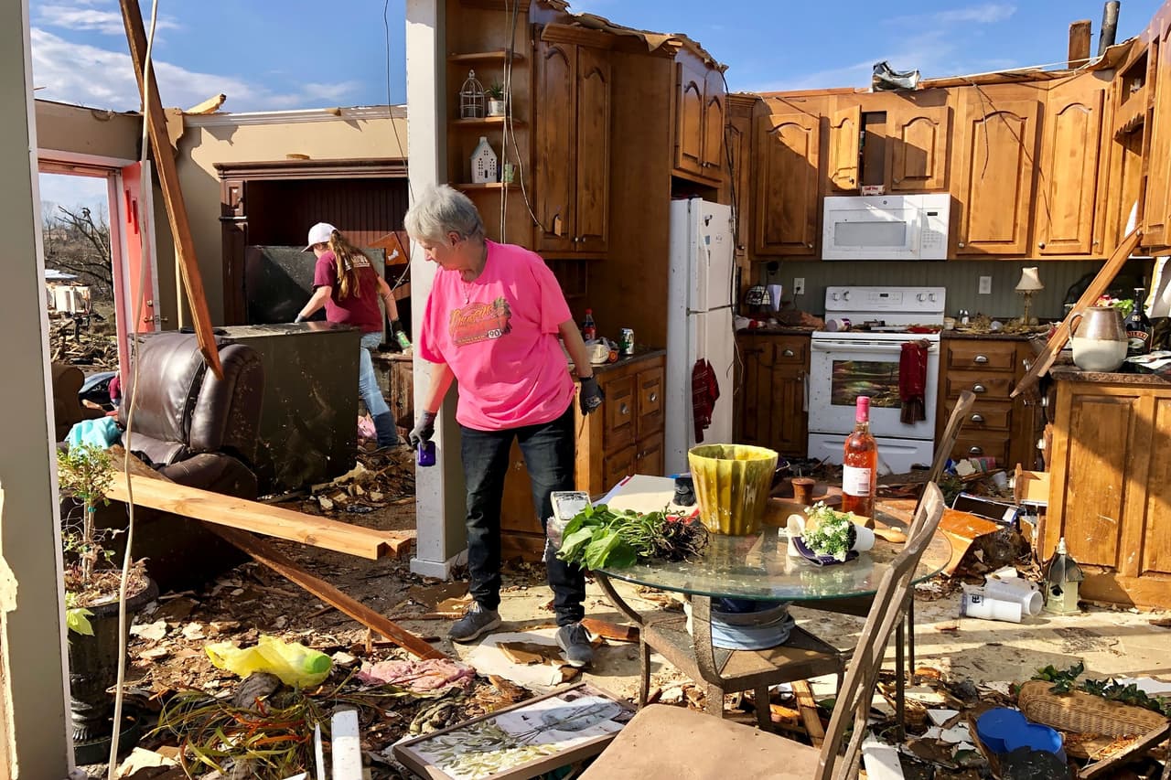 <b>Tornados en el sur de EEUU a principios de año</b>
<br>
<br>Una mujer rescata sus pertenencias de las ruinas de su casa destruida por un tornado en Fultondale, Alabama, el 26 de enero.
<br>
<br>Tornados golpearon el sur de Estados Unidos a principios de año, causando devastación en varias comunidades y
<a href="https://www.univision.com/noticias/meteorologia/potente-tornado-birmingham-alabama-victimas-muerto-heridos-destrozos"><u>dejando al menos un fallecido</u></a>. A finales de marzo, un temporal causó tormentas y tornados que afectaron otras poblaciones de Alabama y
<a href="https://www.univision.com/noticias/meteorologia/muertos-tormentas-tornados-sur-estados-unidos-alabama-mississippi"><u>también en Mississippi y Tennessee</u></a>.