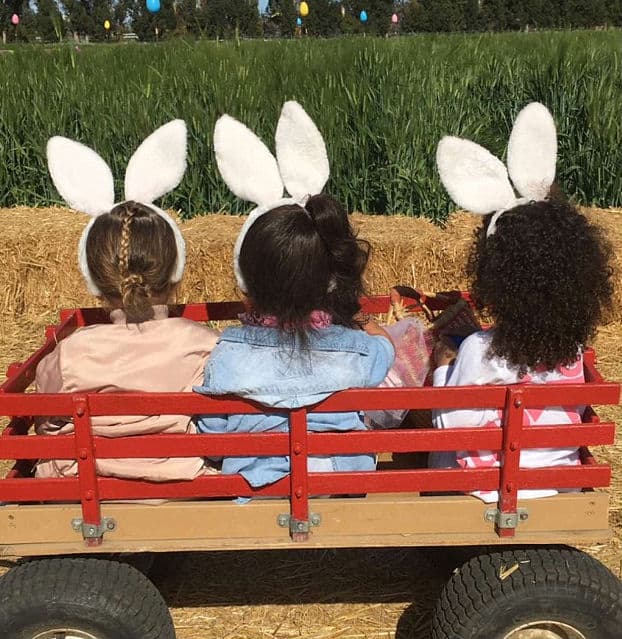 Kim Kardashian compartió esta foto de su hija North West junto a su prima Penélope y una amiga de ambas durante una celebración temprana de Easter