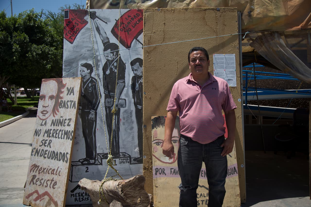 <b>Jorge Benítez, Mexicali.</b> Protestando frente a unos carteles de su organización, Mexicali Resiste, nos encontramos a Jorge Benítez indignado con la construcción de una fábrica de la cervecera Constellation Brands que cree que le va a quitar el agua a su municipio. El activista asegura que políticos y exservidores públicos tienen las manos metidas en la obra, ya sea representando legalmente a la empresa, ayudándole a obtener permisos o tienen la licitación para edificar la planta. De cara a las elecciones del domingo, pide a los candidatos locales “que miren el problema que causará esta empresa. Estamos en una zona desértica con escasez de agua”, insiste.
<br>