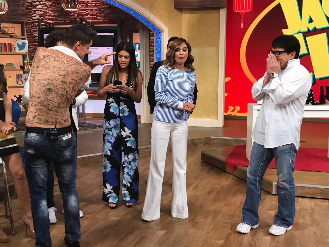 Jackie Chan no podía creer lo que estaba viendo, ahora Fünky Mata llevaría un nuevo tatuaje.