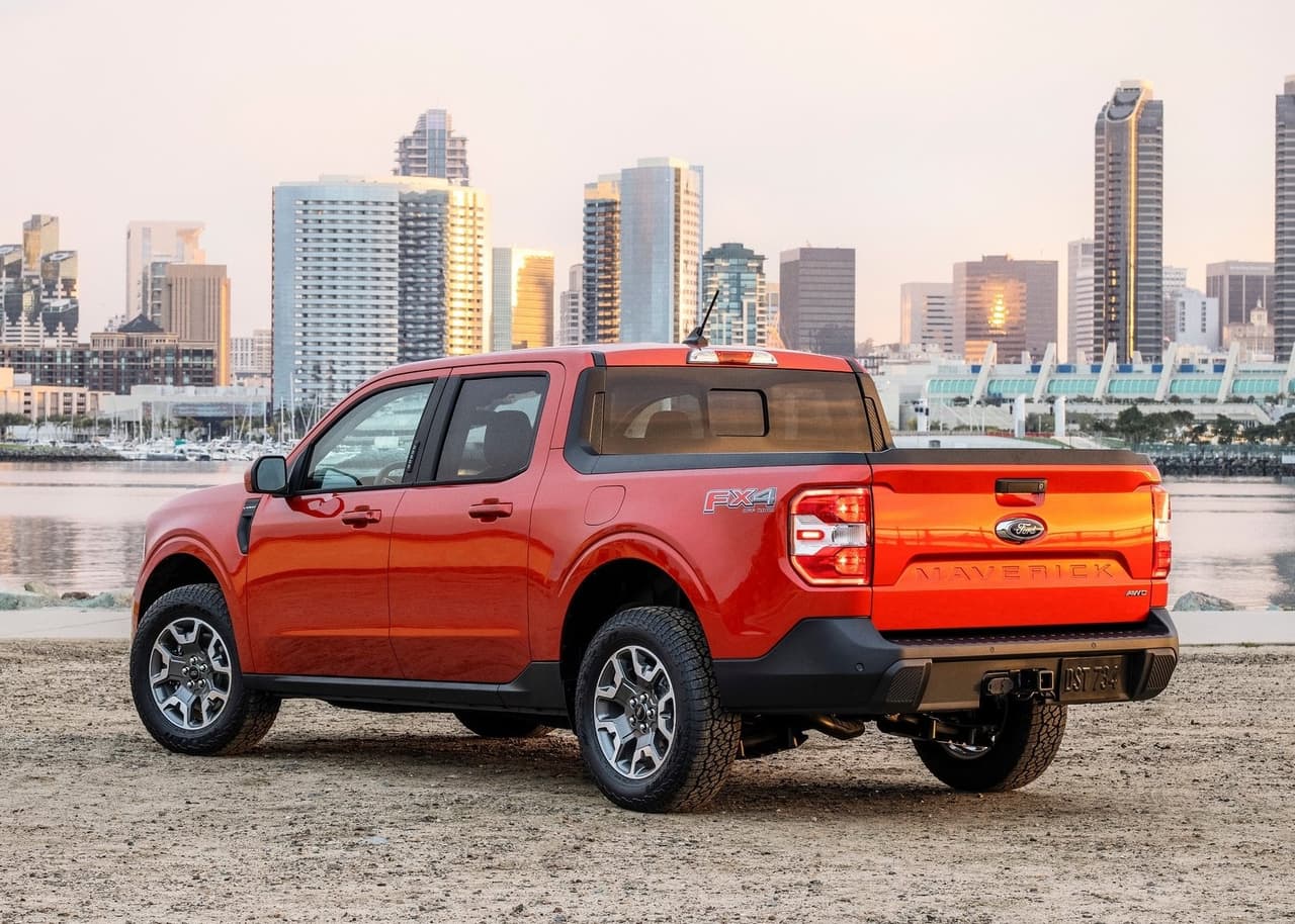 Pero para quienes buscan más potencia y capacidad en una pickup como esta, Ford también ha preparado una variante no híbrida con un motor cuatro cilindros de 2.0 litros turboalimentado. Este se encuentra asociado a una transmisión automática de 8 velocidades y tiene la opción de integrar un sistema de tracción a las cuatro ruedas.
<br>
<br>
<b>Contenido relacionado:</b> 
<a href="https://www.univision.com/carros/quien-gana-el-duelo-de-poder-una-camioneta-convencional-o-la-nueva-cybertruck-de-tesla-video">¿Quién gana el duelo de poder, una camioneta convencional o la nueva Cybertruck de Tesla?</a>