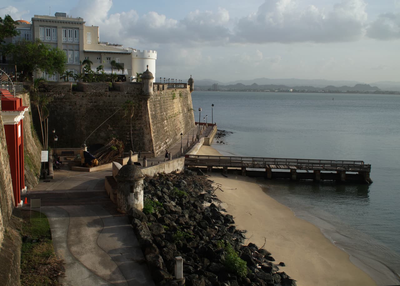 Muchos árboles en la zona del Viejo San Juan fueron derribados por María. Sin embargo, la mayor parte de la zona ya ha sido limpiada de escombros por las autoridades.