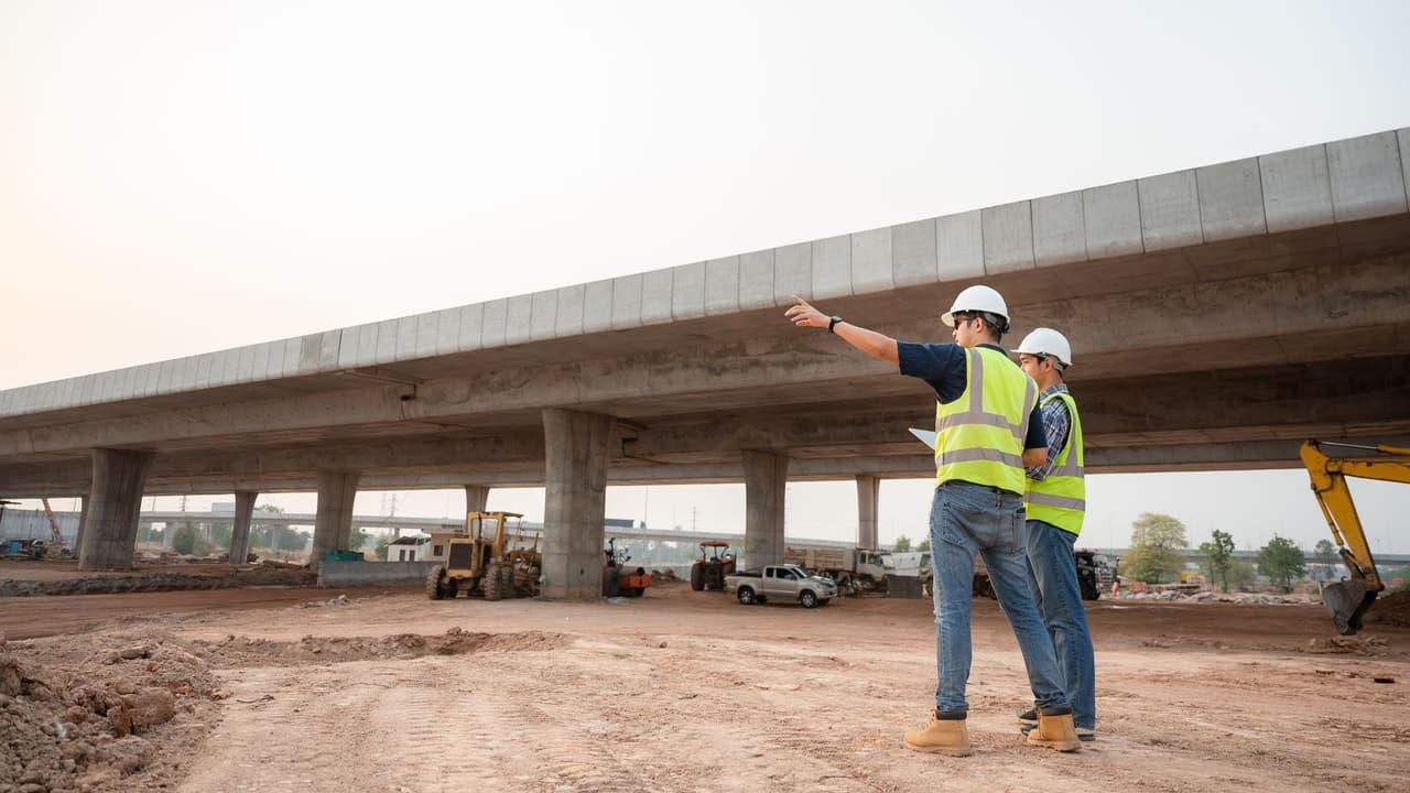 <h3 class="cms-H3-H3">🚧 Zonas de construcción: multas dobles cuando hay trabajadores</h3> En Texas, la regla es simple y directa: 
<i>“Fines double when workers present”</i>, es decir, 
<b>las multas se duplican cuando hay trabajadores en la vía</b>. Cada vez que entres a una zona de construcción o mantenimiento, tu prioridad debe ser una sola: 
<b>la precaución</b>. 
<br>
<b>Qué hacer:</b> 
<br>Reduce la velocidad tan pronto veas los conos o las señales de obra. 
<br>Sigue la señalización al pie de la letra. 
<br>Mantén distancia con los demás vehículos y con los trabajadores en la zona. 
<br>
<b>Riesgos y sanciones </b>
<br>Ignorar barricadas o pasar por caminos cerrados por reparaciones o inundaciones puede llevarte a enfrentar cargos por delito menor Clase B, con sanciones mucho más severas. No es solo una multa: 
<b>es seguridad.</b> 
<br>El Departamento de Transporte de Texas recuerda que 
<b>cada año mueren decenas de personas en zonas de construcción por culpa de conductores distraídos</b> o que no reducen la velocidad. Respetar los conos, frenar a tiempo y mantener la calma no solo evita sanciones: 
<b>protege vidas. </b>