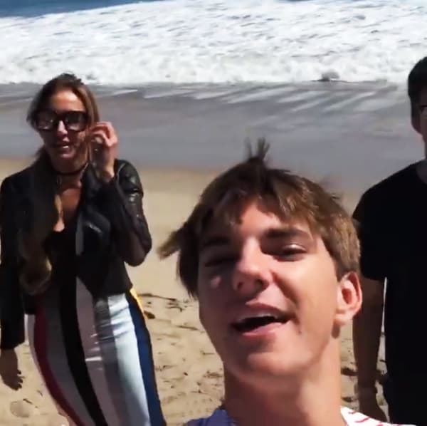 También invitó a algunos de los amigos de Lorencito a comer a un restaurante en la playa.