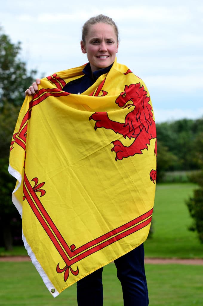 La Selección femenil de Escocia cerró su preparación para participar en su primera aventura en una Copa Mundial Femenina cuando el domingo próximo hagan su presentación en una competencia de esta envergadura ante, ni más ni menos que, Inglaterra, una nación con una gran rivalidad en el campo de fútbol sin importar la rama o la categoría. En medio de la última práctica antes de viajar a Francia algunas jugadoras participaron en una interesante sesión fotográfica.