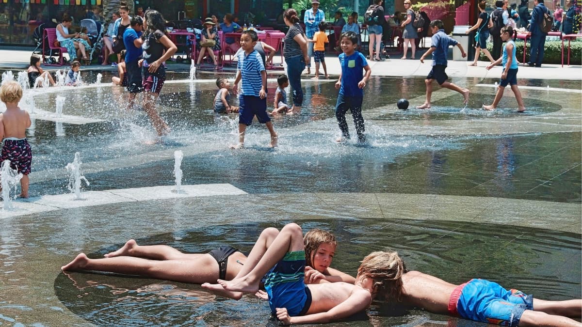 <b>1. Considere los riesgos acumulativos</b>
<br>
<br>Cuando se trata de planificar actividades de verano para los niños, Susan Coffin, directora clínica de la división de enfermedades infecciosas en CHOP, dice que lo más importante para recordar es que el riesgo es acumulativo.
<br>
<br>“Cualquier actividad de un acto al que pueda elegir unirse como familia puede no conferir una gran cantidad de riesgo. Pero sí desea considerar los grupos de actividades que usted y su familia están haciendo en el transcurso de una semana que se suman a la cantidad total de riesgo que su familia está asumiendo en términos de exposición al coronavirus”, dijo.
<br>
<br>“Tenemos que pensar en equilibrar el riesgo mediante las elecciones que hacemos y no asumir muchas grandes exposiciones simultáneamente”.
<br>