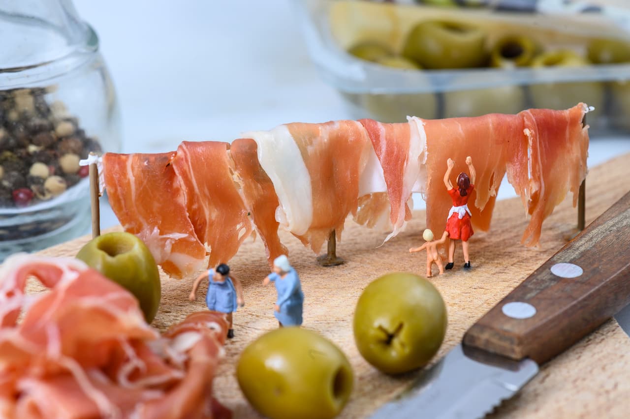 De hecho, en los últimos dos años, ha trabajado en el proyecto ‘Tiny Wasteland’ que es una muestra de su habilidad e imaginación al presentar diminutas figuras haciendo de todo.