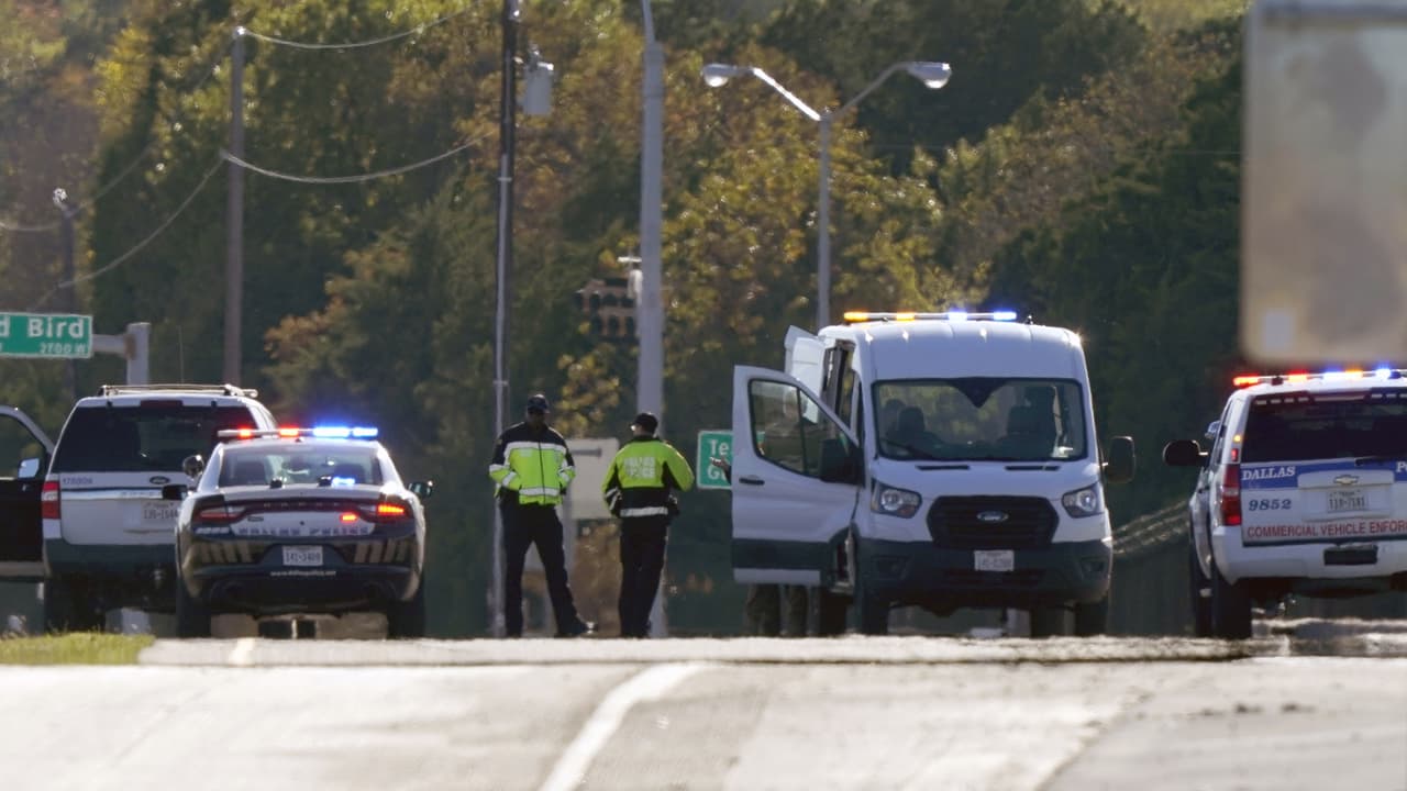 Parte de los escombros de los dos aviones que chocaron en el aire 
<b>cayeron sobre la carretera 67 de Texas</b>, lo que obligó a cerrar la vía por algunas horas.