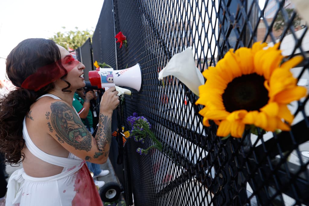 Temprano en la jornada, los manifestantes enviaron mensajes a los ingresados en el Centro de Detención Metropolitano en Los Ángeles y dejaron flores en los portones. También 
<b>repudiaron las redadas de inmigración</b> y relataron 
<b>los daños que han sufrido miles de familias trabajadoras</b>.